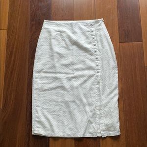 Midi skirt w/ slit - white w/ black dots